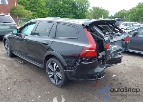 2023 Volvo V60 Cross Country B5 Plus z USA, uszkodzony, nr VIN YV4L12WY5P2105714